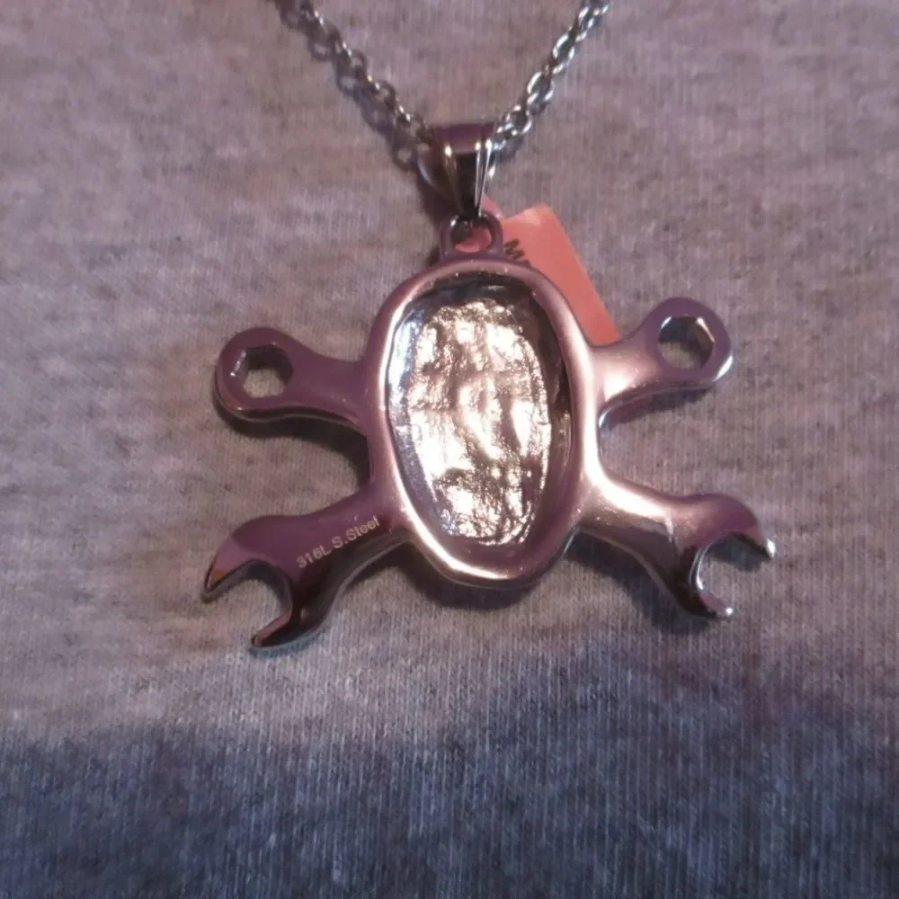 Crossbone Skeleton Men Pendant 20 in Chain